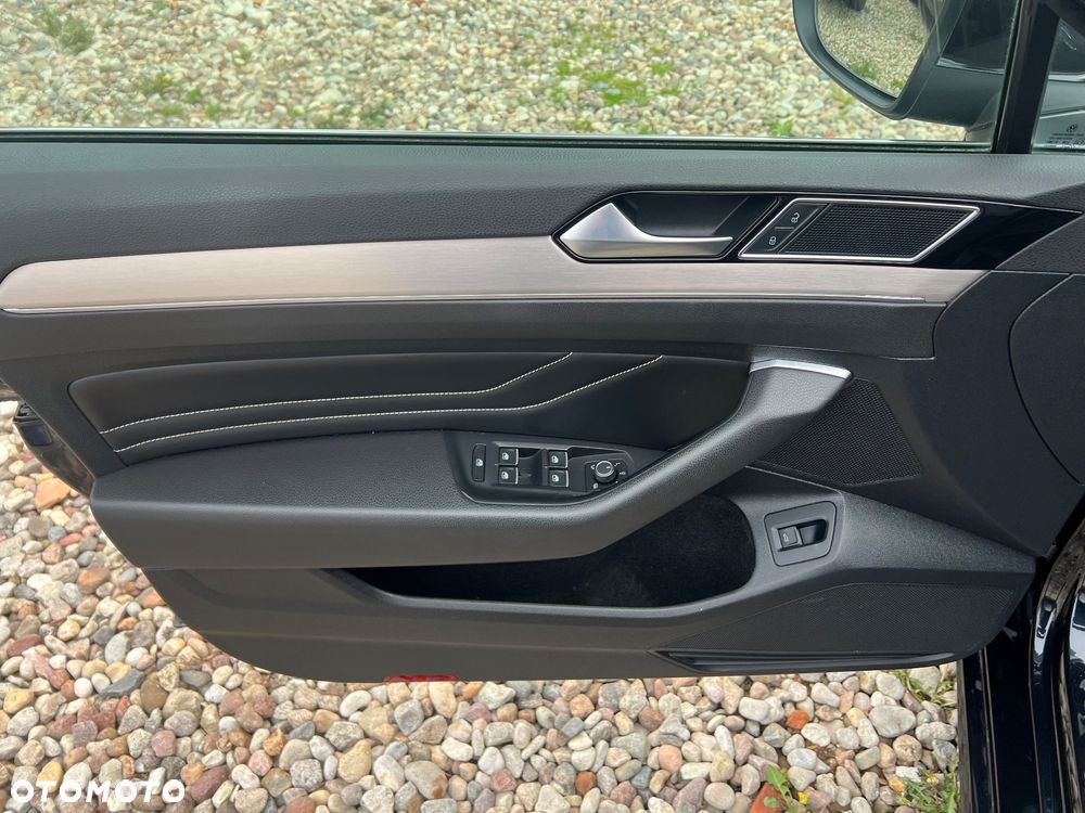 Volkswagen Passat 2.0 TDI SCR Highline - 17