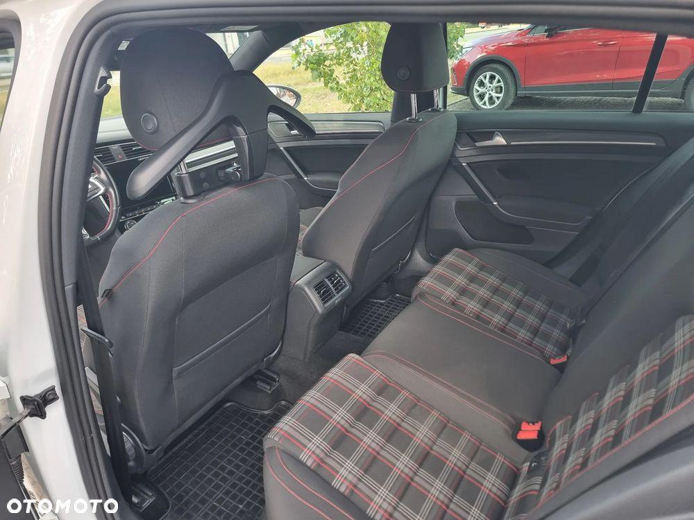 Volkswagen Golf - 24