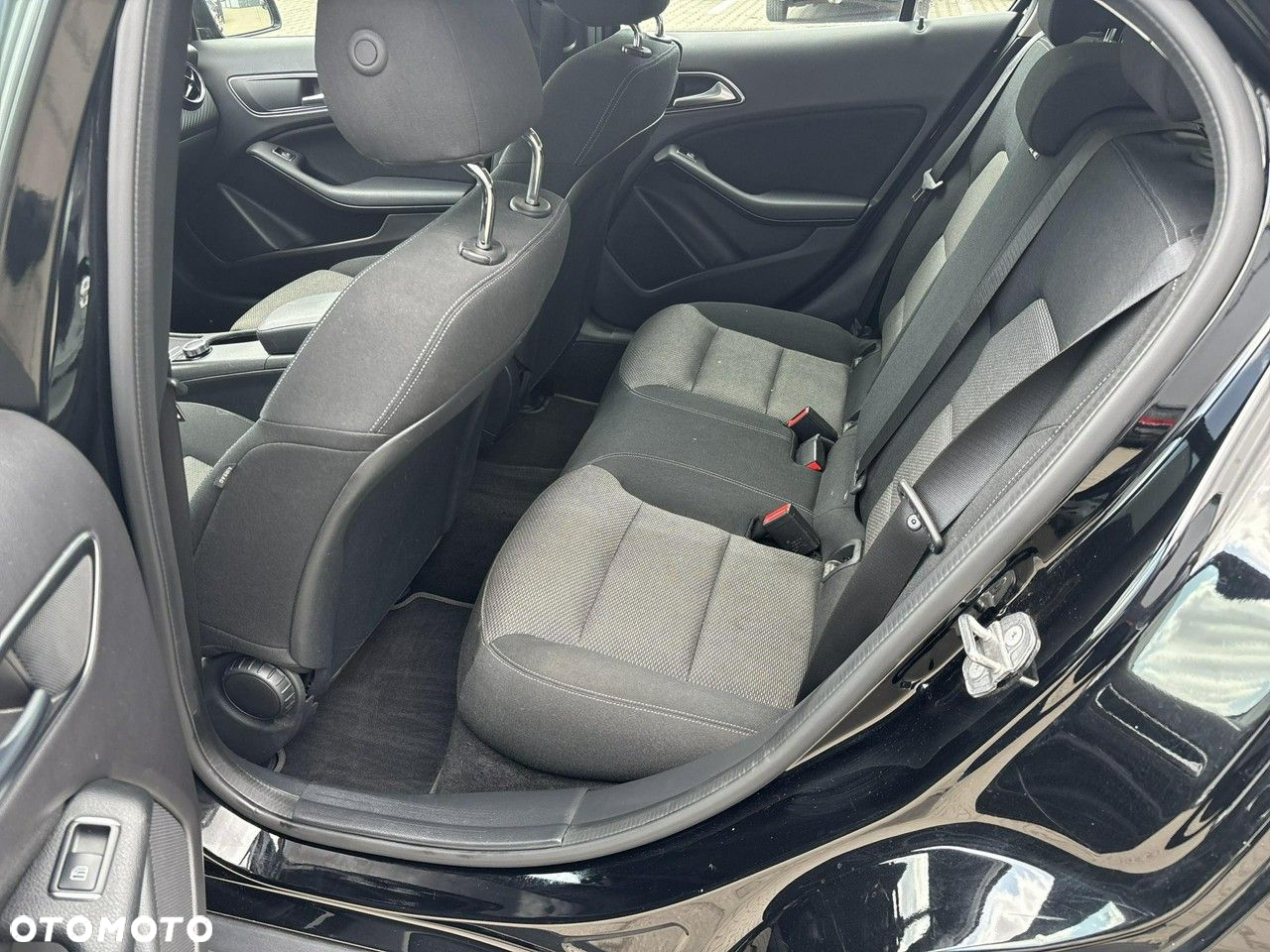 Mercedes-Benz GLA 180 7G-DCT - 12