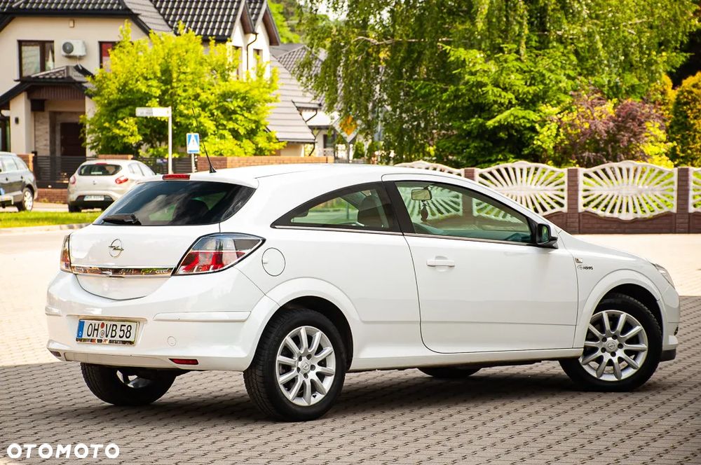 Opel Astra GTC 1.6 Black&White - 13