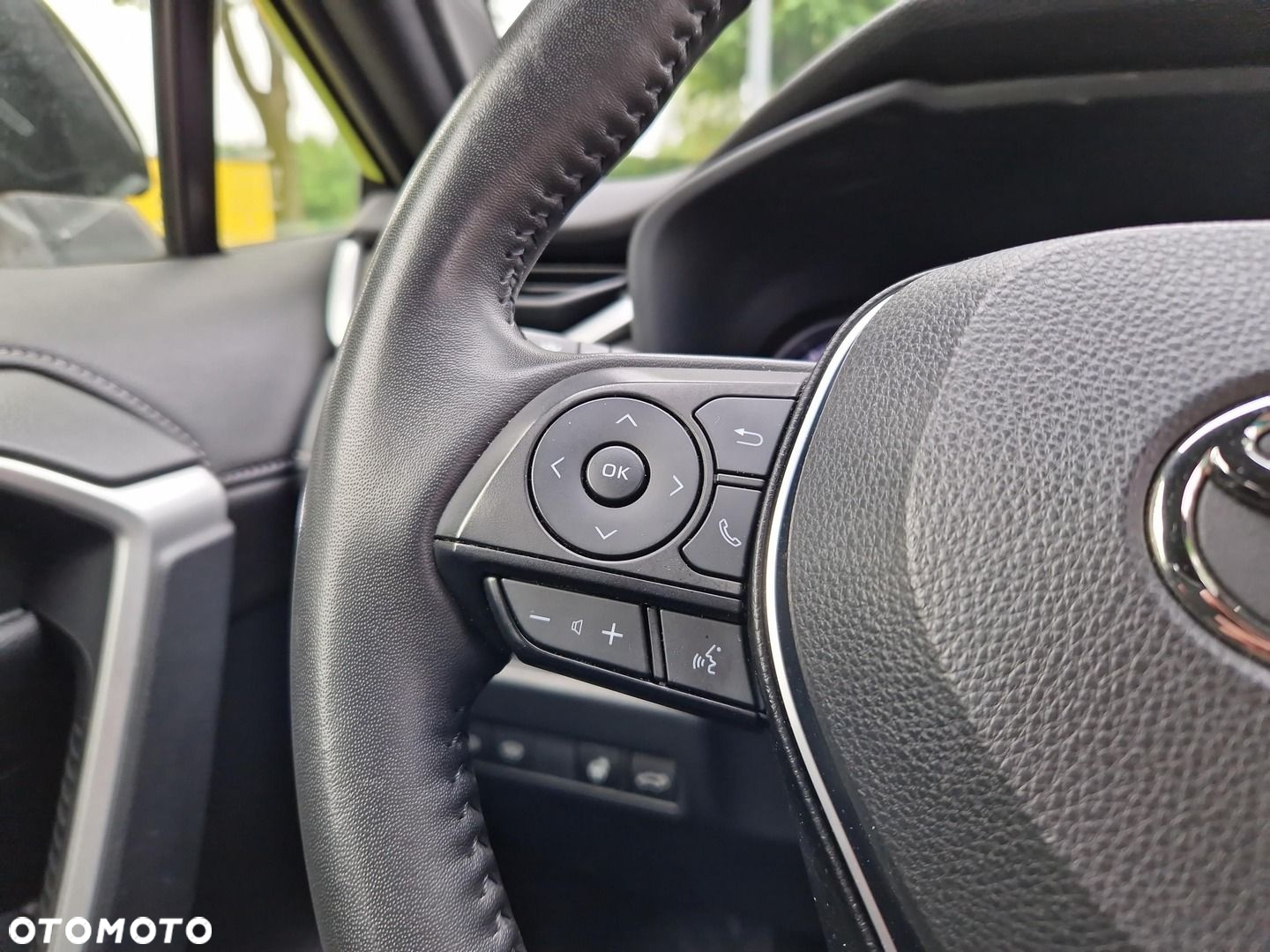 Toyota RAV4 2.5 Hybrid Black Edition by JBL 4x4 - 24