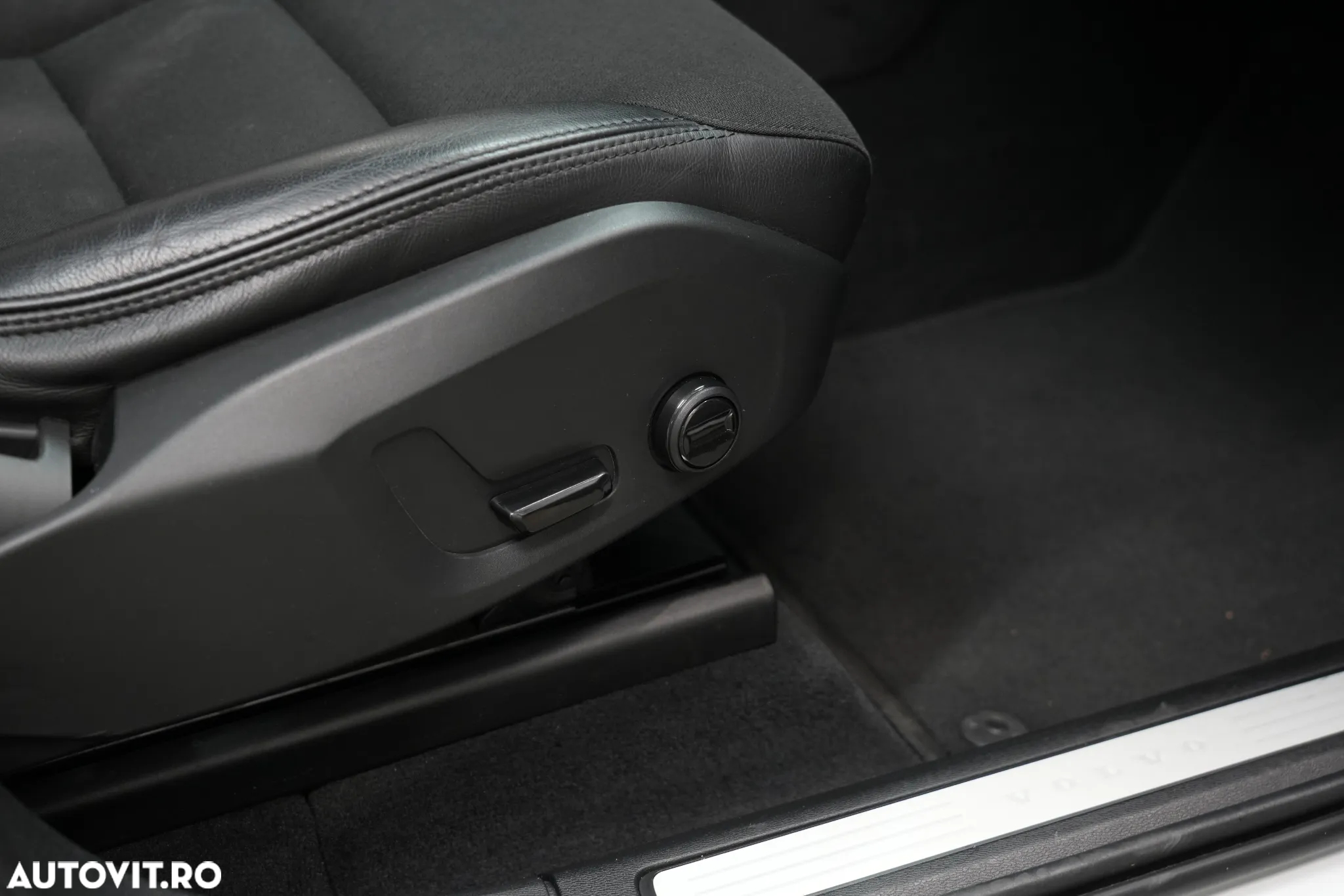 Volvo XC 60 B4 D AWD Geartronic Momentum Pro - 22
