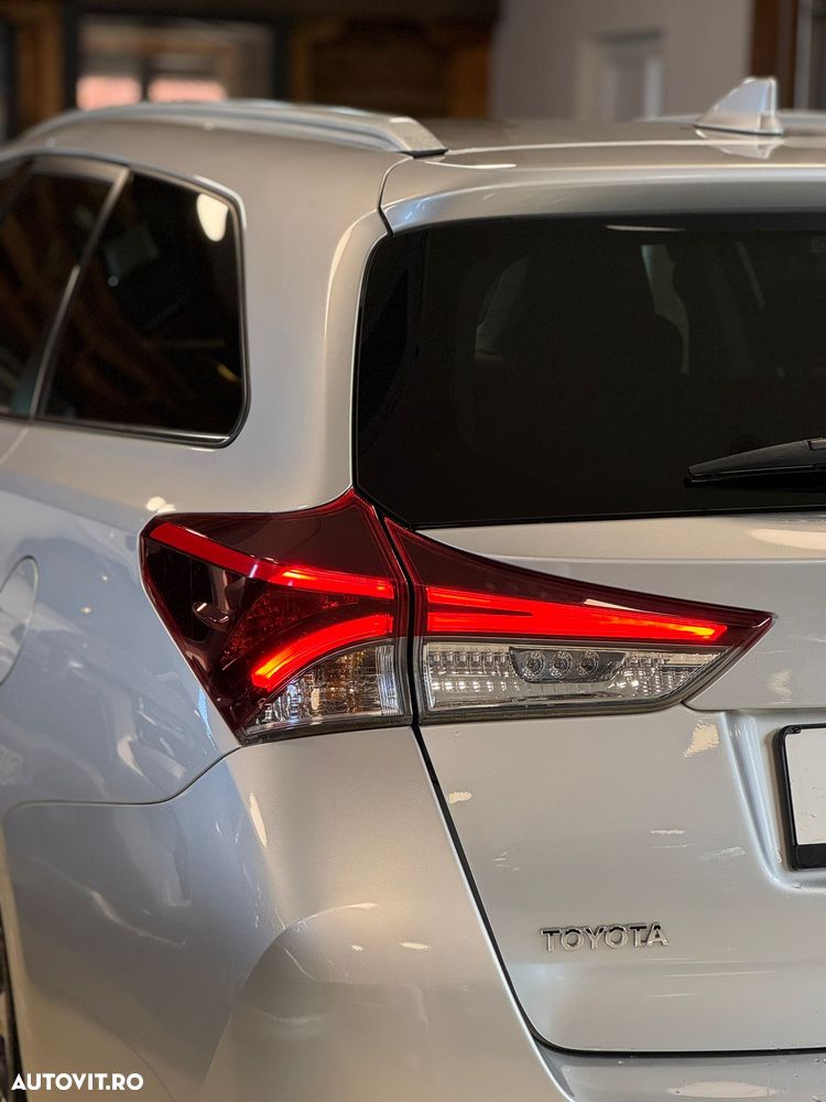 Toyota Auris 1.8 L VVT-i Sol + - 23
