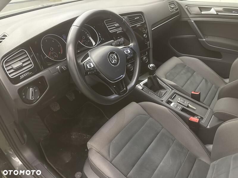 Volkswagen Golf - 10