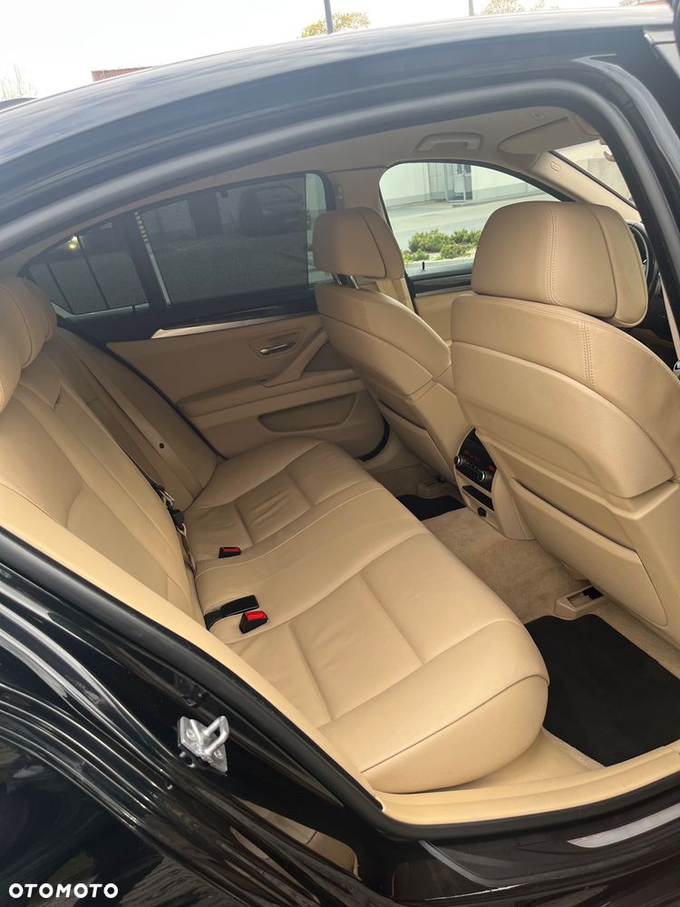 BMW Seria 5 550i Sport-Aut - 12