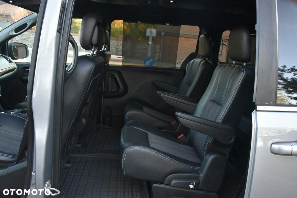 Chrysler Town & Country - 14