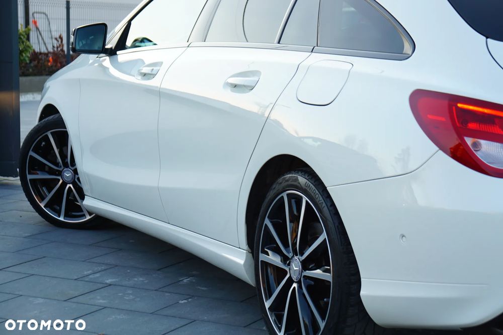 Mercedes-Benz CLA 180 7G-DCT UrbanStyle Edition - 18