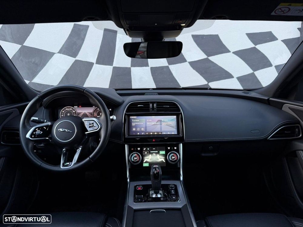 Jaguar XE 2.0 D R-Dynamic S - 3