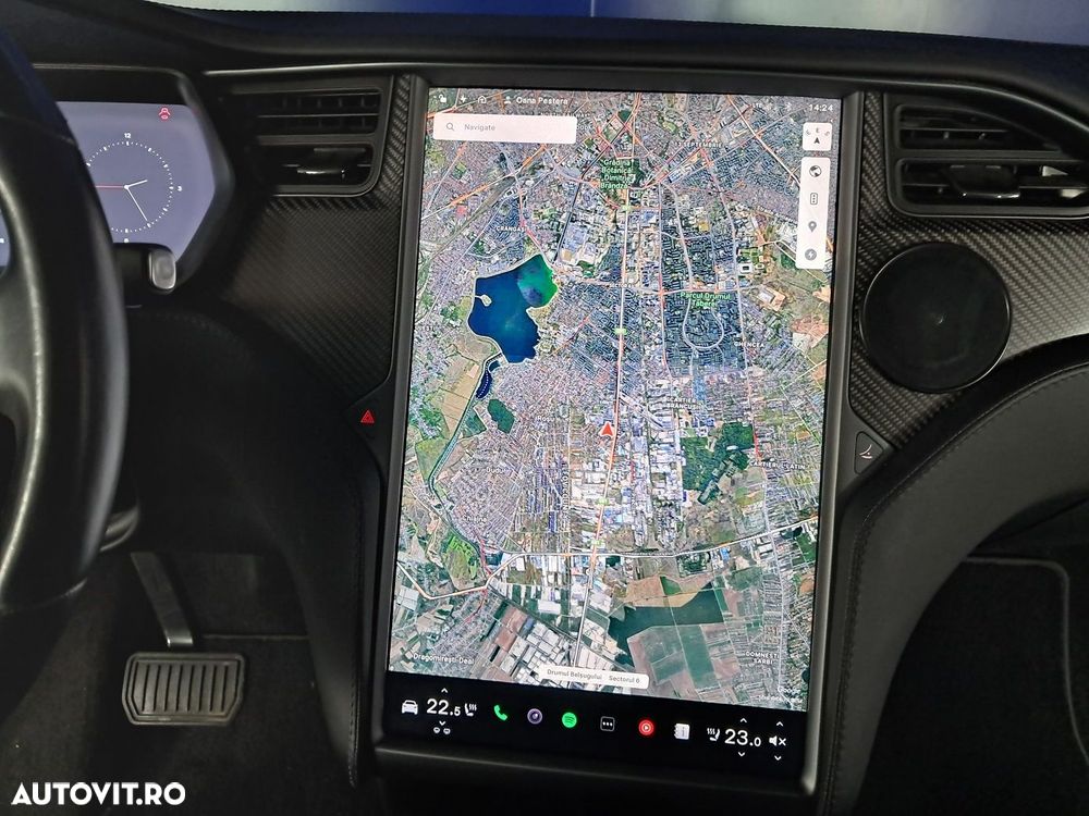 Tesla Model X - 15