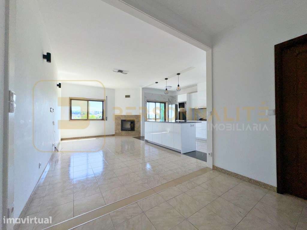 Apt. T2+1 Restaurado | Garagem p/ 2 carros | Varanda - Grande imagem: 5/14