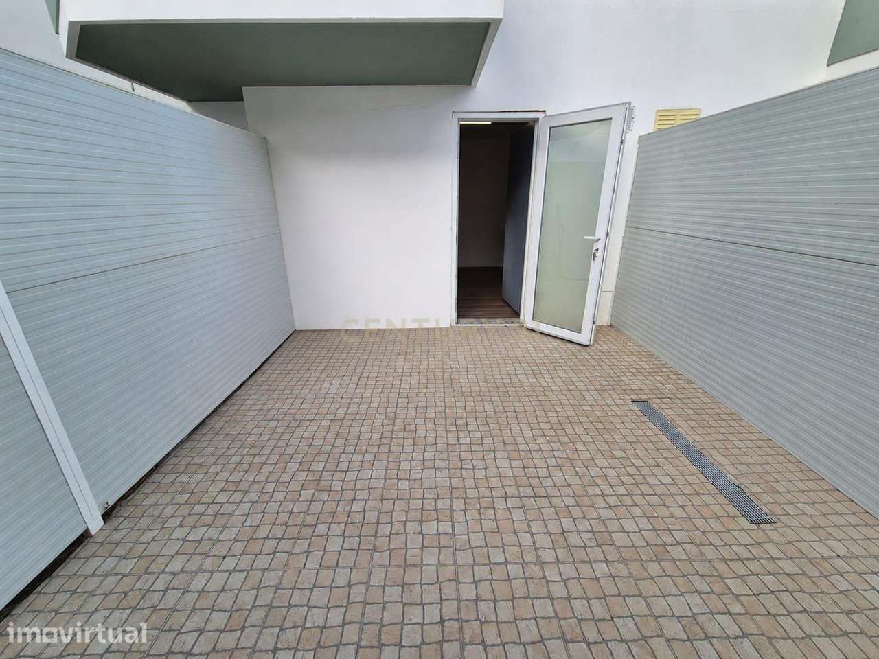 Espaço Multifuncional Renovado com Logradouro Privativo e Estacionamen - Grande imagem: 4/15
