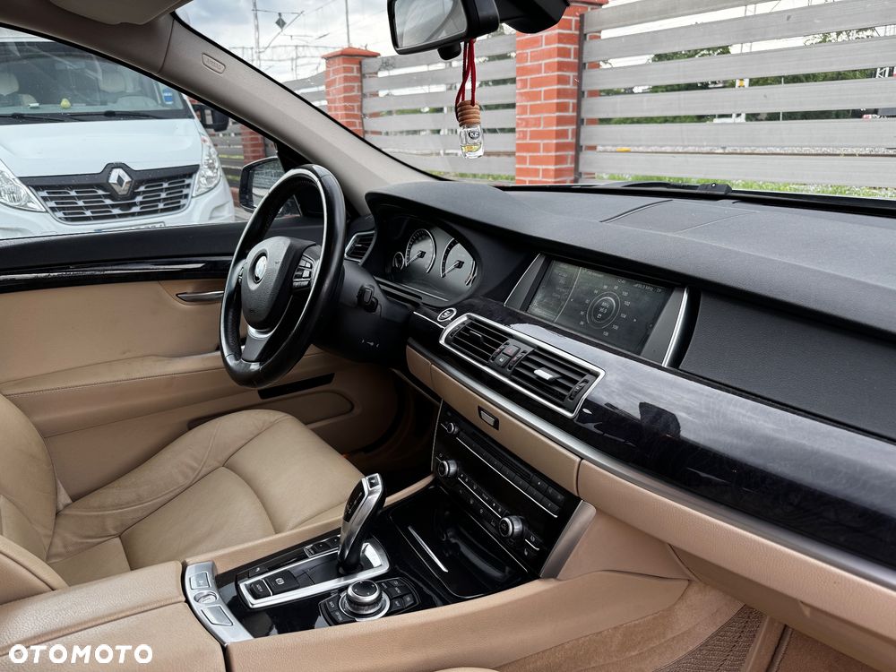 BMW Seria 5 550i - 10