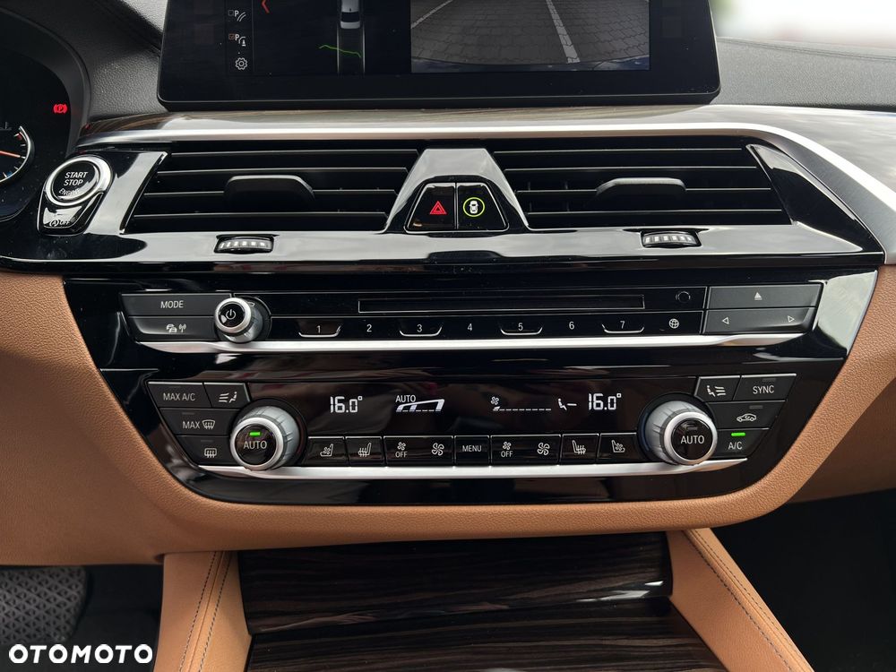 BMW Seria 5 540i xDrive - 14