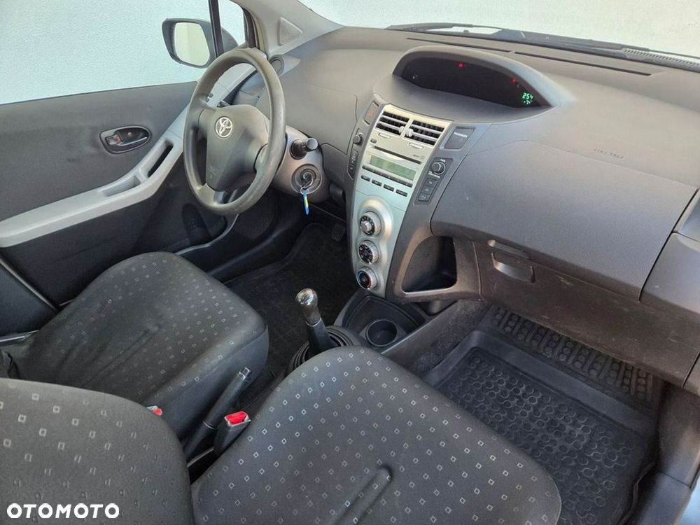Toyota Yaris - 10