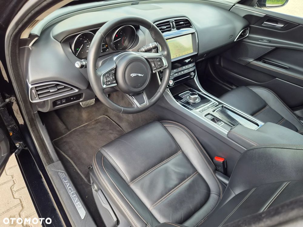 Jaguar XE 2.0 D180 SE - 12
