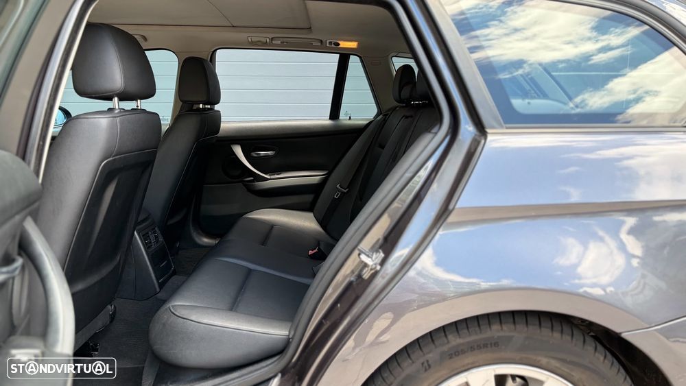 BMW 320 dA Exclusive - 12