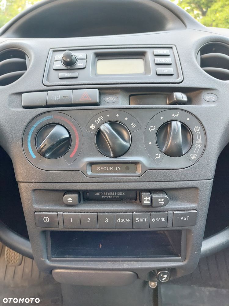 Toyota Yaris 1.0 Terra - 11