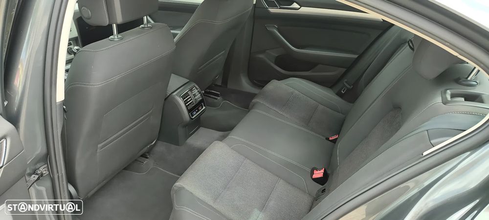 VW Passat 1.6 TDI Highline - 8