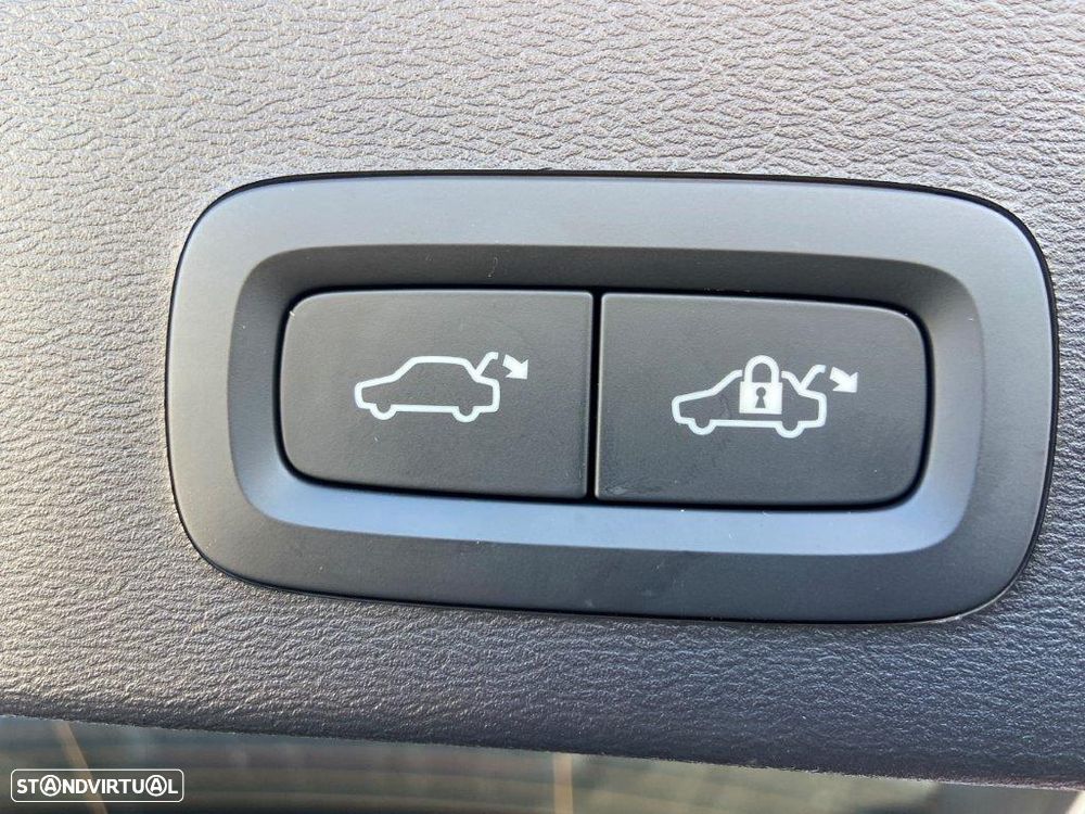 Volvo XC 40 2.0 B3 Black Edition - 14