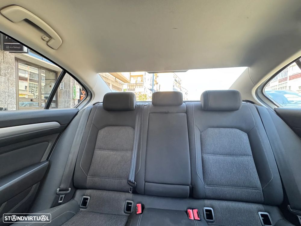 VW Passat 2.0 TDI Confortline - 28