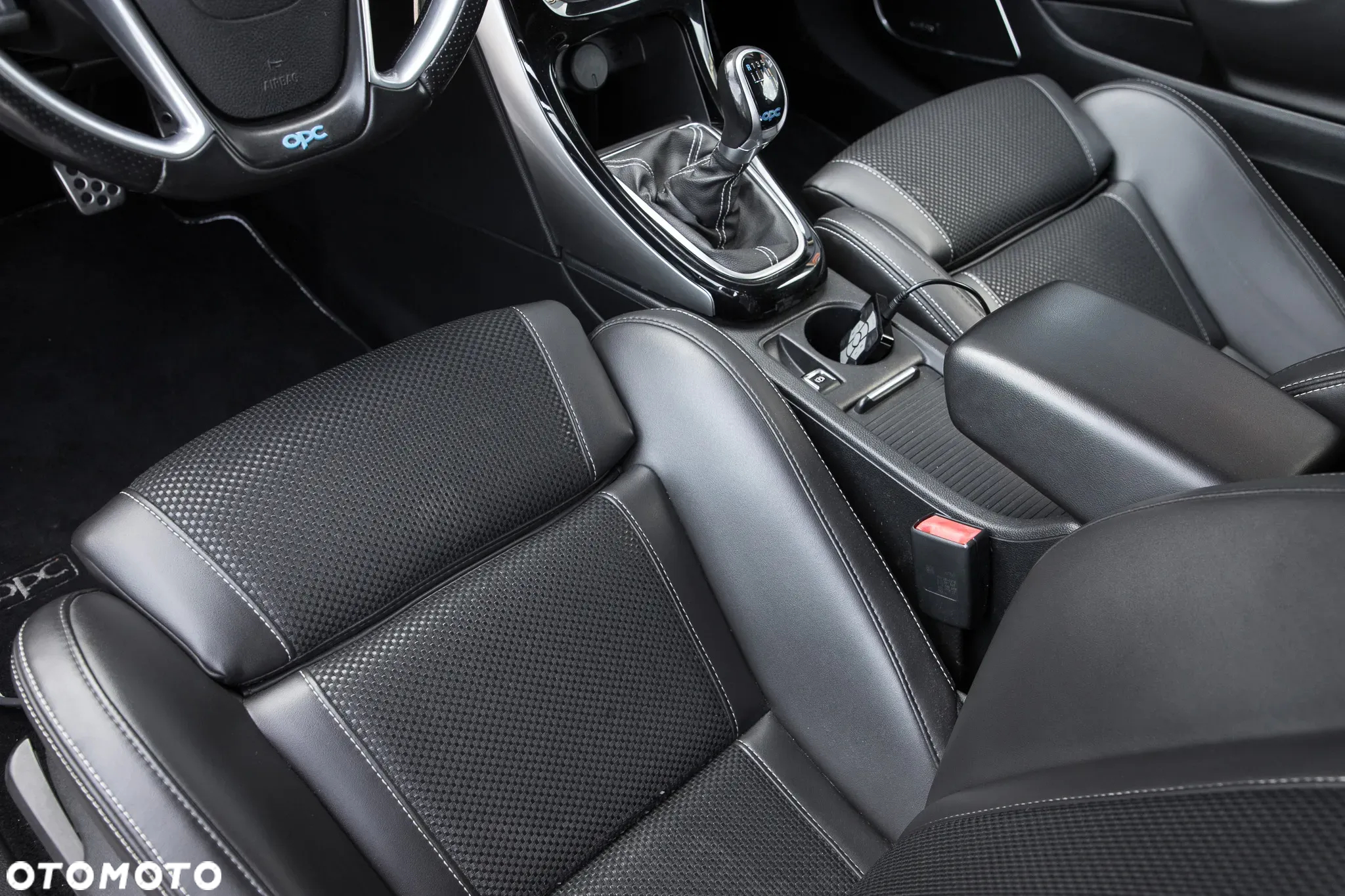 Opel Astra IV GTC OPC - 16