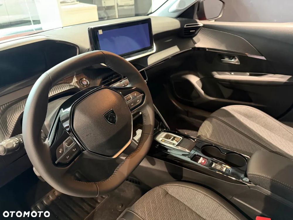 Peugeot 208 - 8