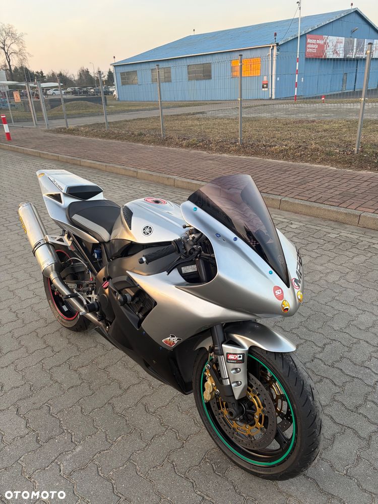 Yamaha R1 - 14