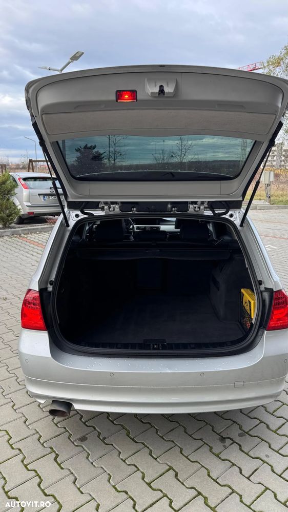 BMW Seria 3 320d DPF Touring Aut. - 8