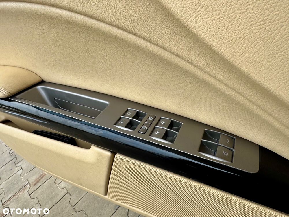 Volkswagen Phaeton 4.2 V8 4Mot L (5 os.) - 11