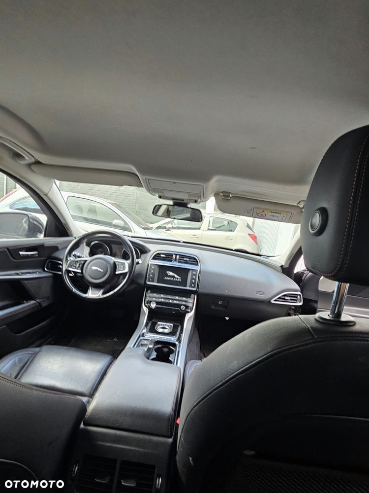 Jaguar XE - 9