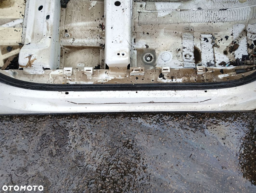 PRÓG PRAWY SŁUPEK ŚRODKOWY AUDI Q5 8R LIFT (2012-2016) KOD LAKIERU LY9C - 4