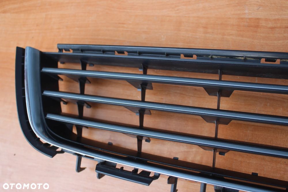 DOLNA KRATKA ŚRODKOWA ZDERZAKA OPEL ASTRA H PO LIFT BARDZO ŁADNA - 4