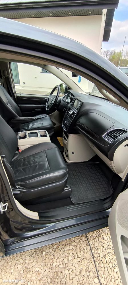 Chrysler Town & Country - 27