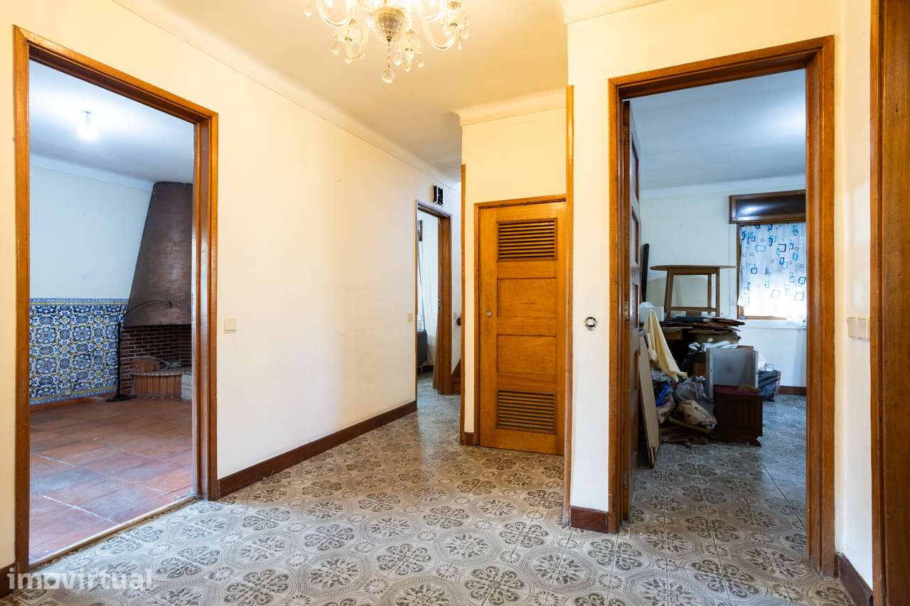 Moradia Geminada com 330 m², 11 Quartos e Grande Potencial de Renovaçã - Grande imagem: 4/38