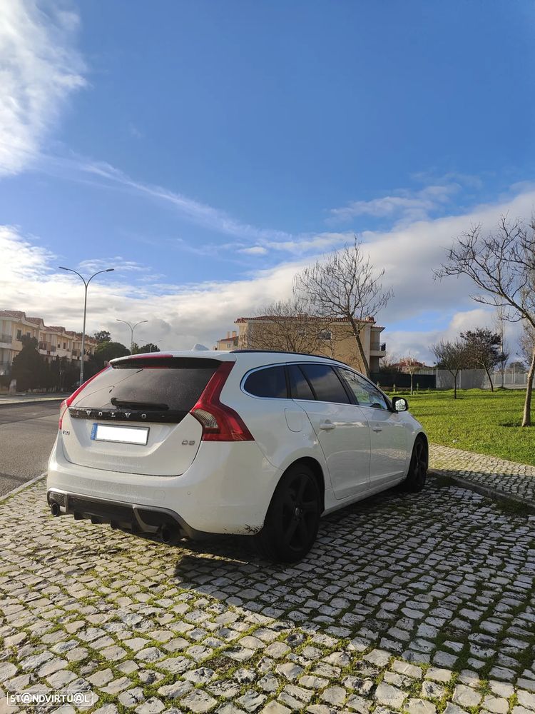 Volvo V60 2.0 D3 R-Design - 3