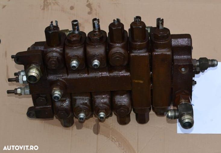 Distribuitor buldoexcavator case580 - 1