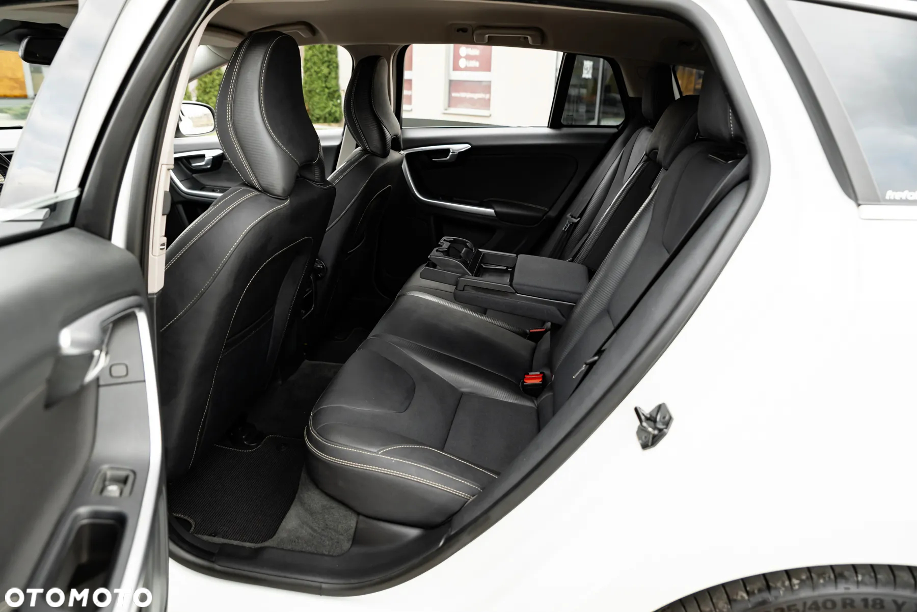 Volvo V60 D5 AWD R-Design - 38
