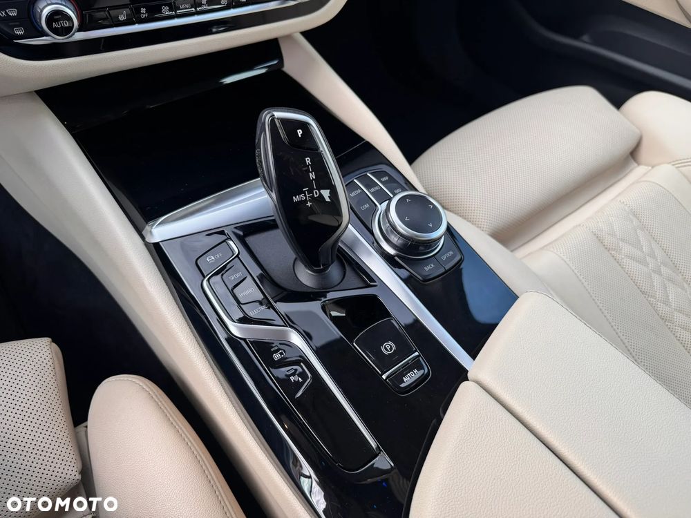 BMW Seria 5 530e Luxury Line sport - 24