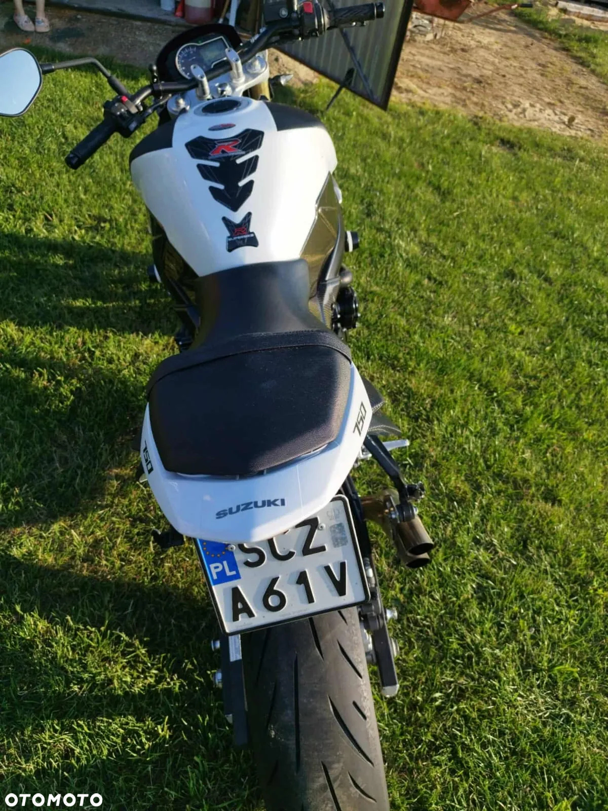 Suzuki GSR - 8