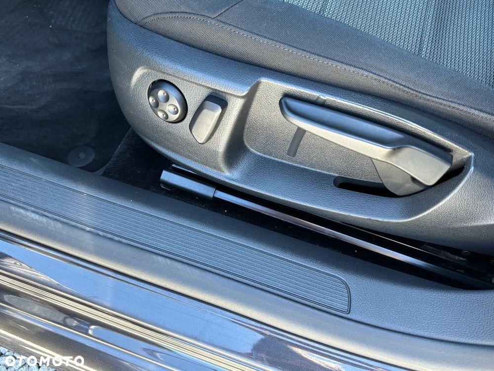 Volkswagen Passat 2.0 TDI DSG BlueMotion Technology Business Edition - 27