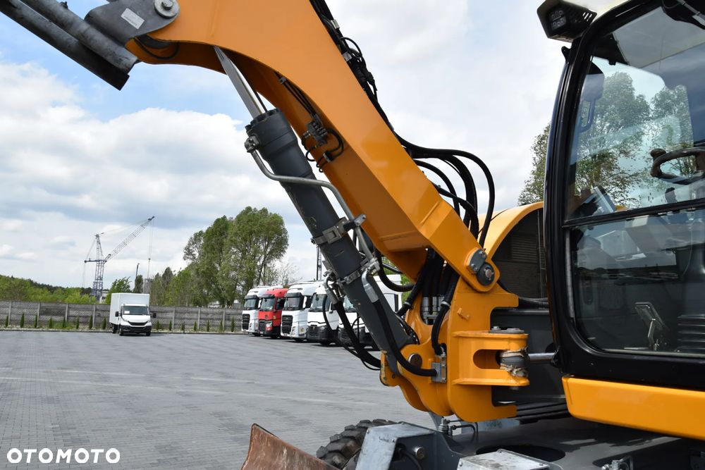 Liebherr A910 COMPACT / KOPARKA KOŁOWA / KABINA / KLIMATYTZACJA / SPYCH / PODPORY / DODATKOWY OSPRZĘT / SPROWADZONA - 11