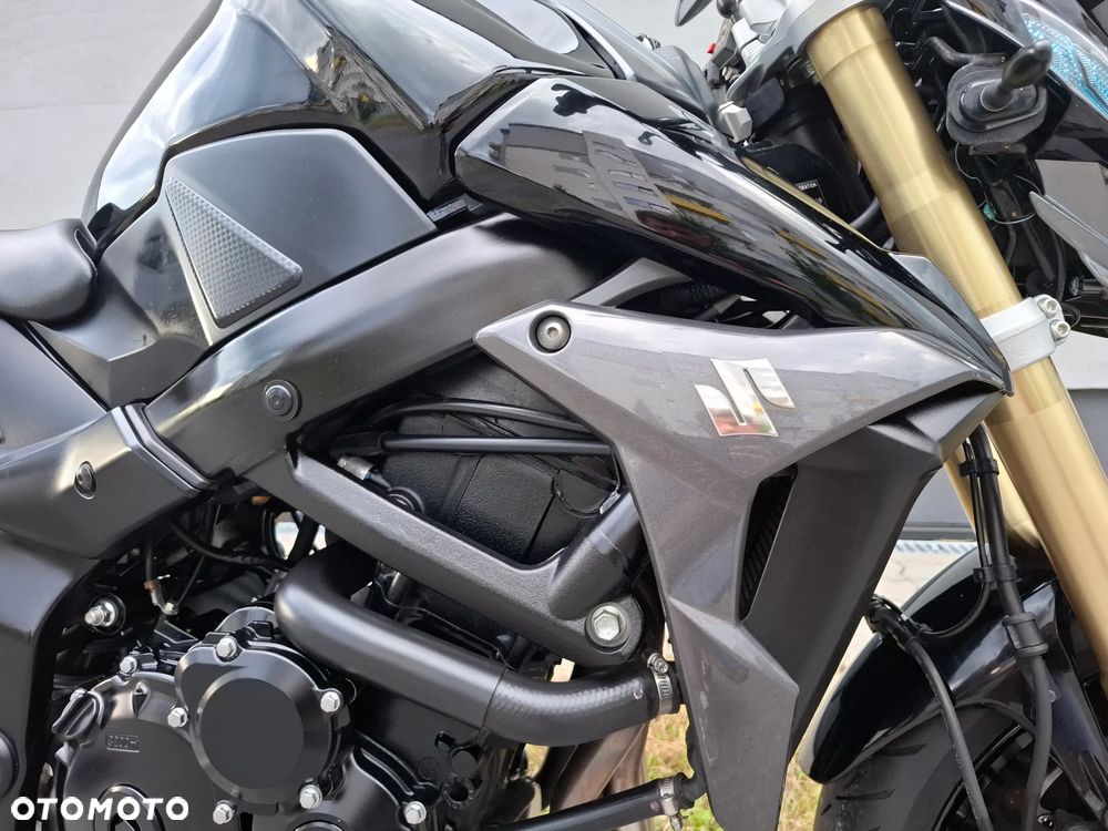 Suzuki GSR - 16