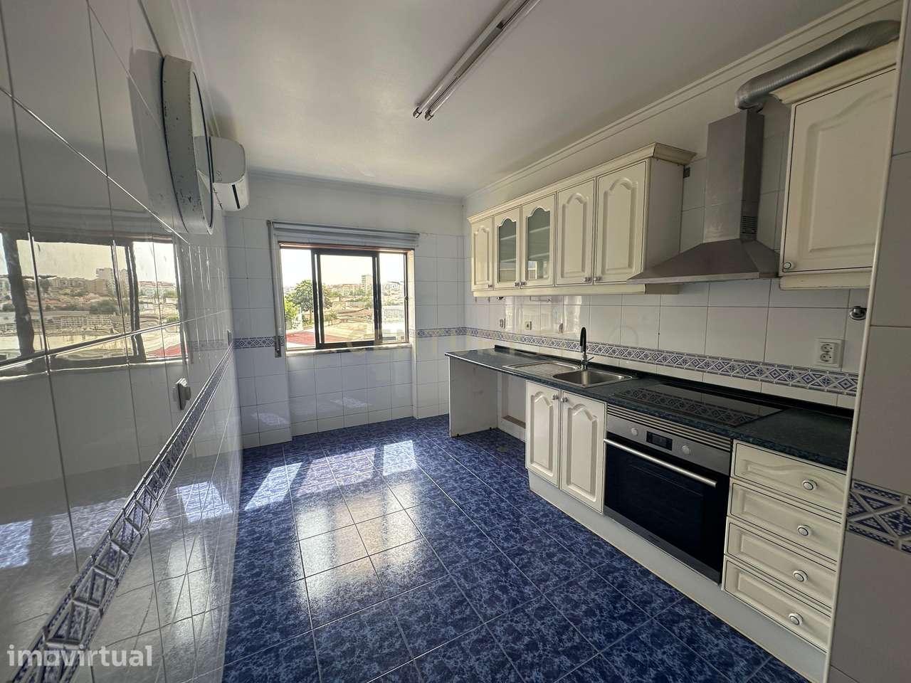 Apartamento T2 na Amora localização privilegiada com lugar de garagem - Grande imagem: 2/12
