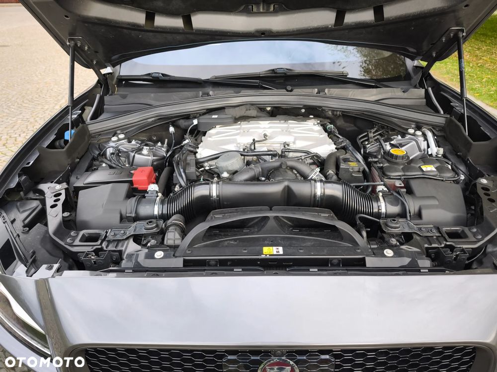 Jaguar F-Pace AWD SVR - 31