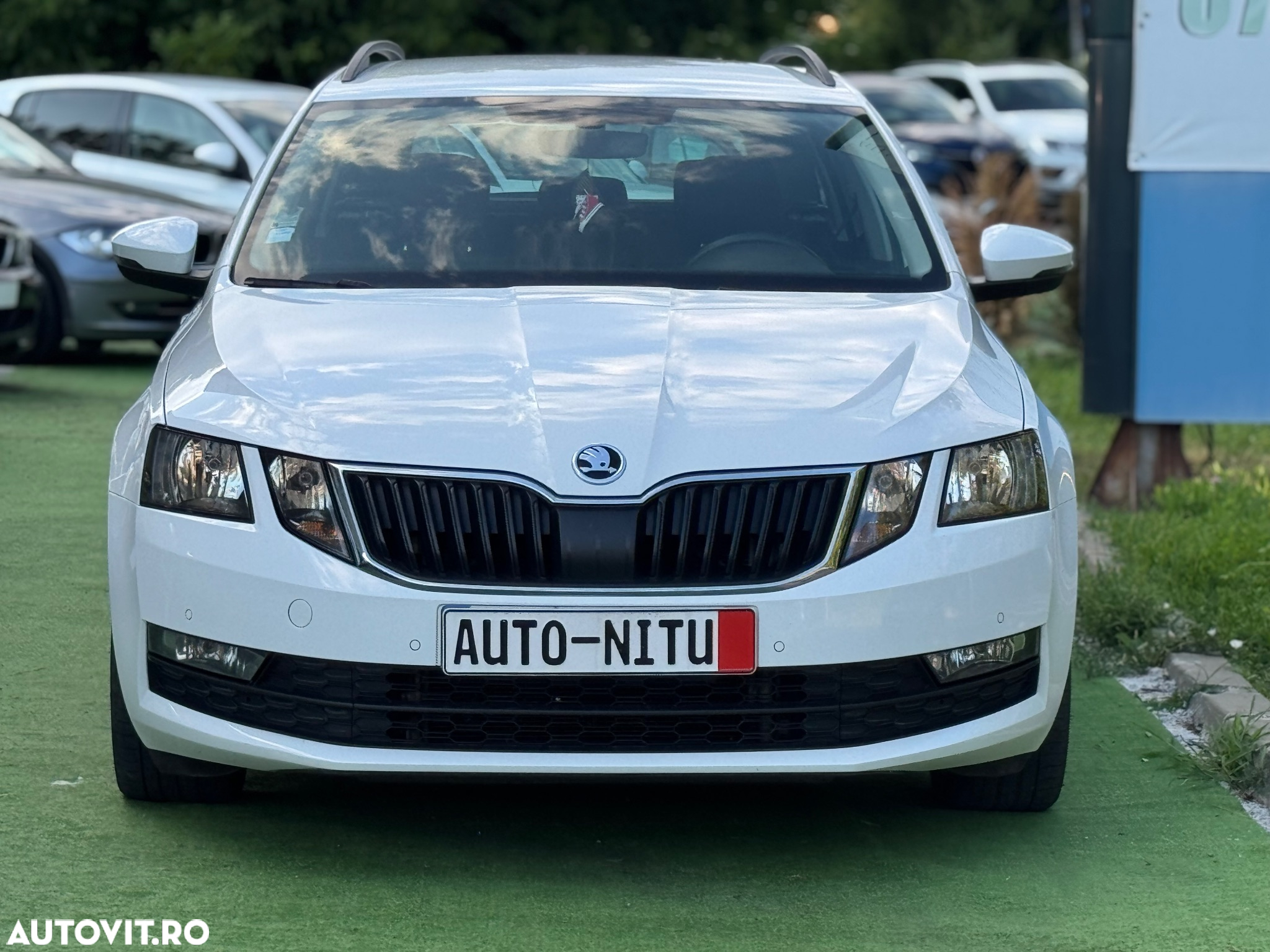 Skoda Octavia Combi Diesel 1.6 TDI DSG Ambition - 2