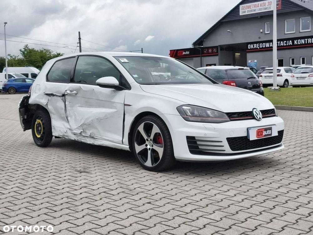 Volkswagen Golf - 1
