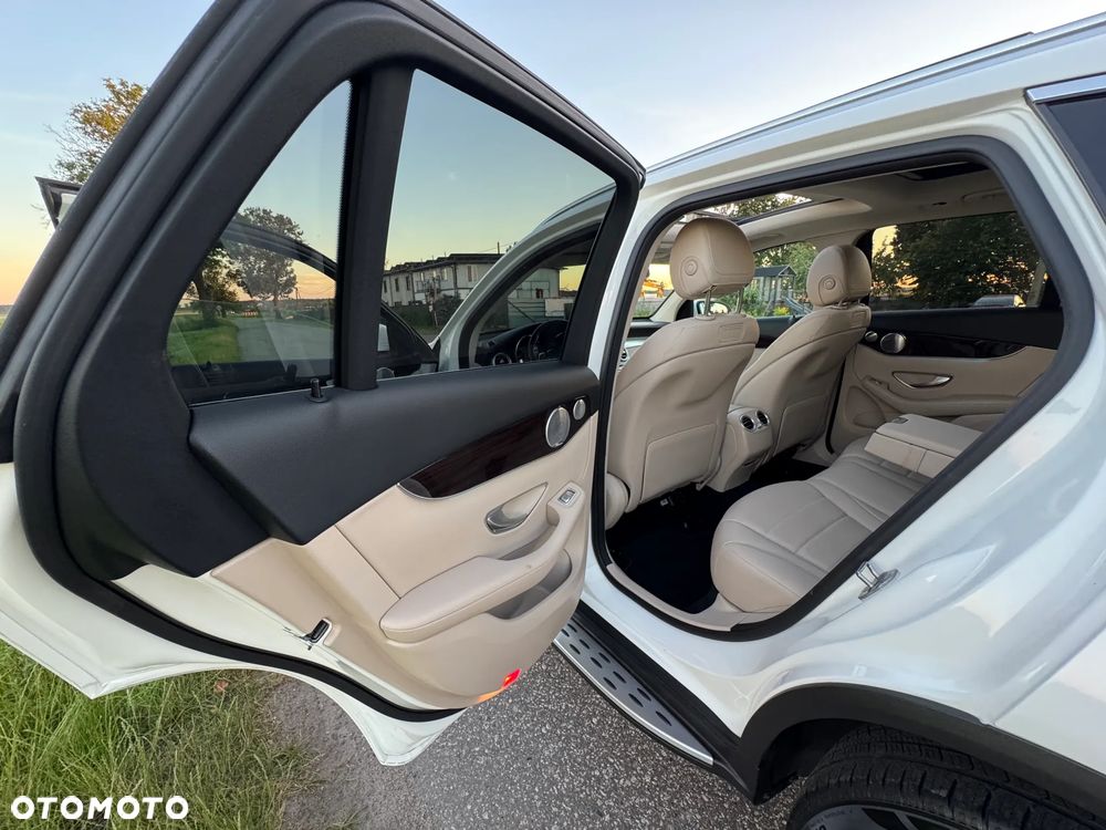 Mercedes-Benz GLC 300 4Matic 9G-TRONIC Exclusive - 25