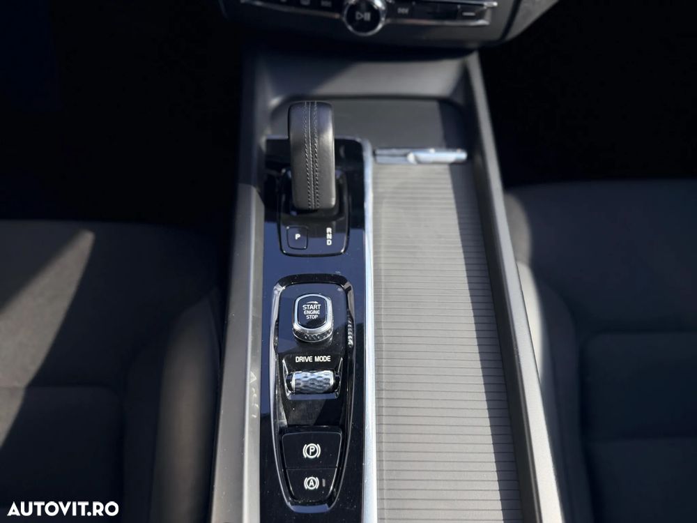 Volvo XC 60 B4 MHEV AT8 AWD Momentum Pro - 15