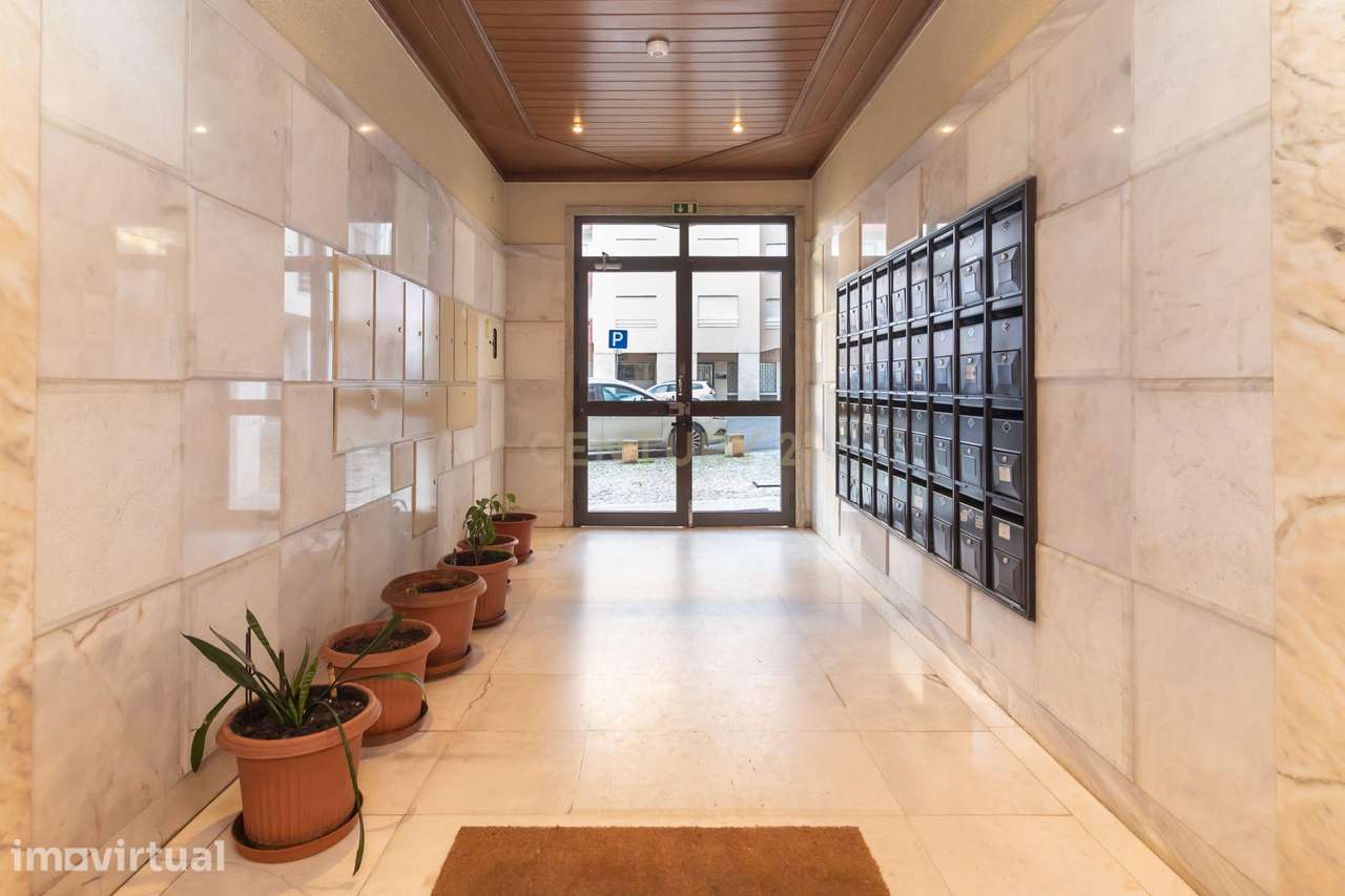 Apartamento T3 Espaçoso com Parqueamento e Excelente Exposição Solar- - Grande imagem: 5/46