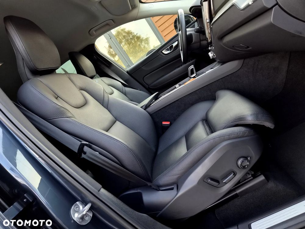 Volvo XC 60 B4 D Plus Dark - 11